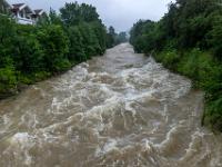 Reißende Prien bei der Schulstraßen Brücke